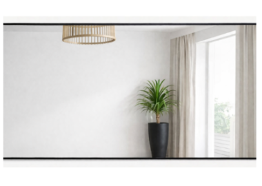 מראה מלבנית מעוצבת במסגרת שחורה