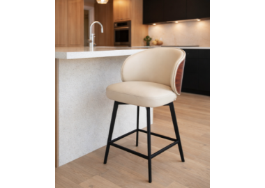 כיסא בר דגם ליברטי דמוי עור בגוון שמנת