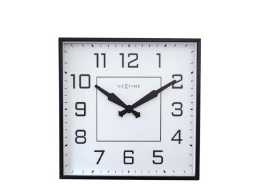שעון קיר ממתכת וזכוכית בעיצוב מרובע עם ספרות