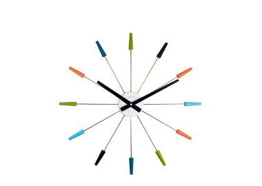 שעון קיר ממתכת עם חיצים צבעוניים דגם Plugg Inn 