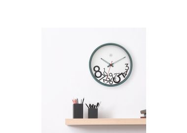 שעון קיר מעוצב ספרות נופלות בגוון ירוק  30 ס"מ