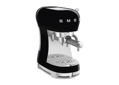 מכונת אספרסו ידנית עם מקציף חלב דגם ECF02 מבית Smeg שחור