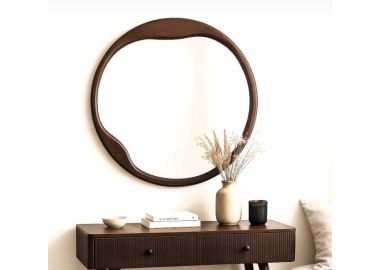 מראה עגולה אמורפית מעץ מלא כהה