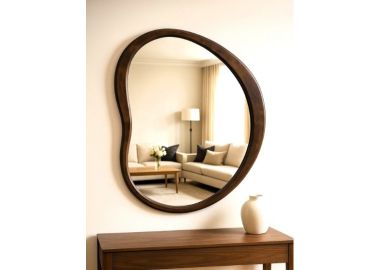 מראה אמורפית עם מסגרת עץ כהה