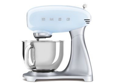 מיקסר עמידה יוקרתי ומעוצב דגם SMF02 מבית Smeg כחול פסטל משולב