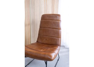 כורסא עור בגוון חום דגם סאדל